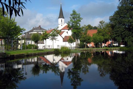 Pfarrkirche St. Wenzeslaus vom Köckenweiher aus gesehen (Bildquelle: Scharnagl Konrad)