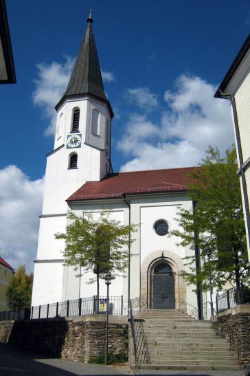 Haupteingang der Pfarrkirche St. Wenzeslaus (Bildquelle: Scharnagl Konrad)